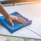 洗車でマイクロファイバークロスを使うべき？正しい洗い方や選び方を解説