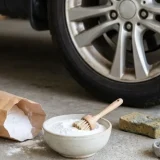 車のホイール汚れは重曹で落ちる？効果的なお手入れ方法と注意点を解説