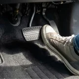 車のブレーキを離すと進むクリープ現象とは？仕組みや注意点も解説