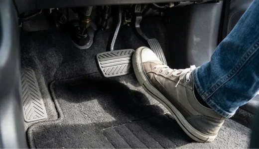 車のブレーキを離すと進むクリープ現象とは？仕組みや注意点も解説