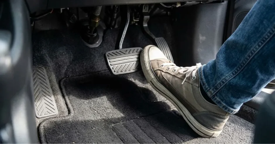 車のブレーキを離すと進むクリープ現象とは？仕組みや注意点も解説