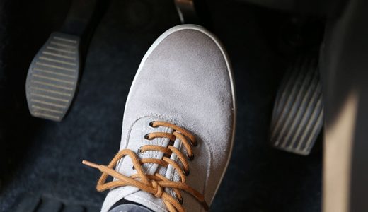 車のブレーキを踏むとキーキー鳴る原因とは？放置の危険性と対処法