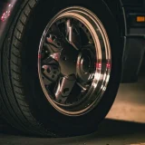 車のタイヤが潰れて見える原因は？パンクの見分け方や対処法もあわせて解説