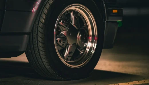 車のタイヤが潰れて見える原因は？パンクの見分け方や対処法もあわせて解説