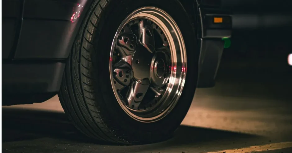 車のタイヤが潰れて見える原因は？パンクの見分け方や対処法もあわせて解説