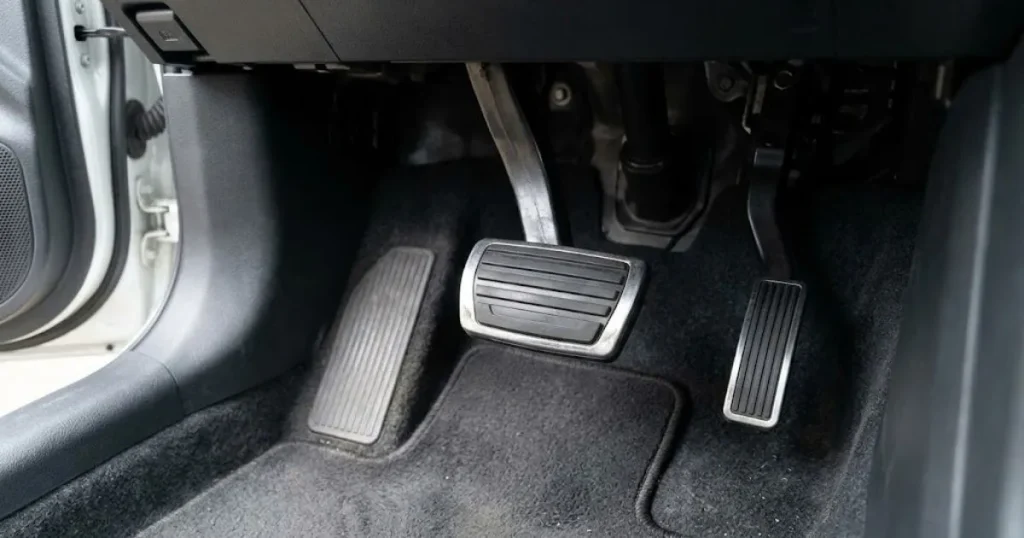 車のブレーキを離すと進む「クリープ現象」とは？