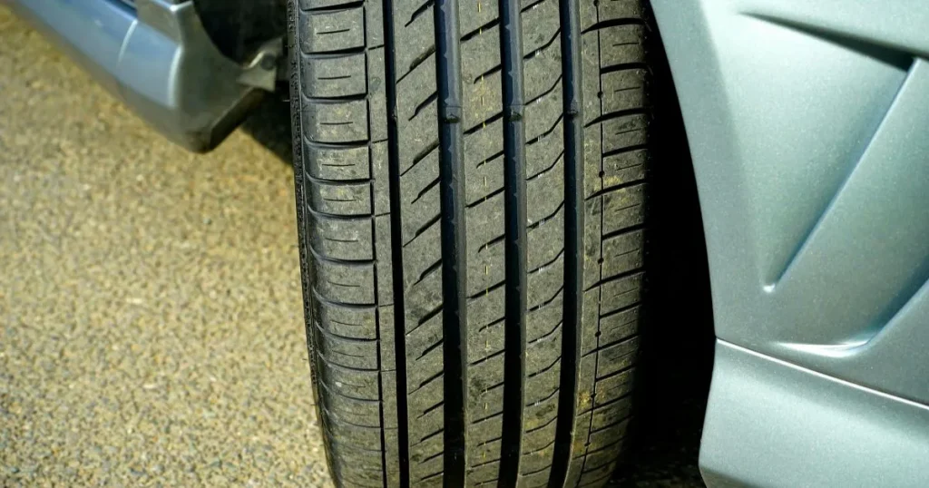 空気圧不足やパンクでタイヤが潰れて見える原因