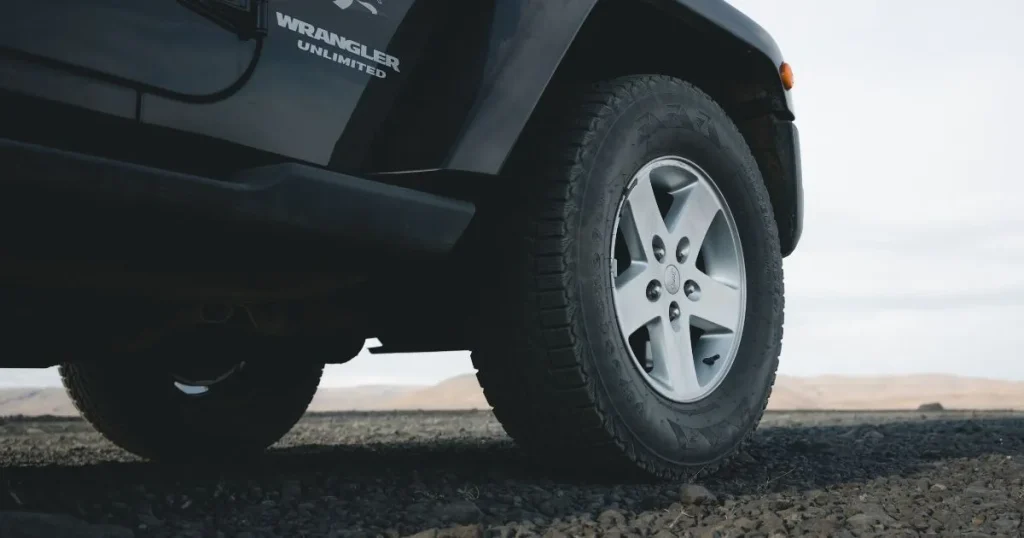 車のタイヤが潰れて見える原因まとめ