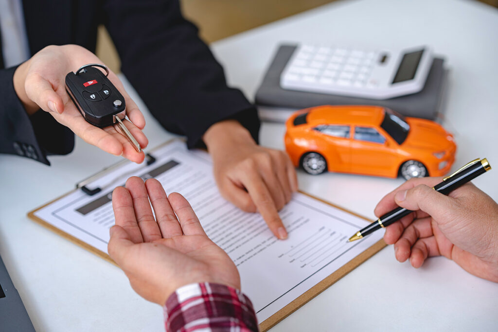 カーリースの審査対策をして車を購入するイメージ