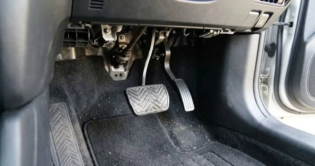 車のブレーキを離すと進むクリープ現象とは？
